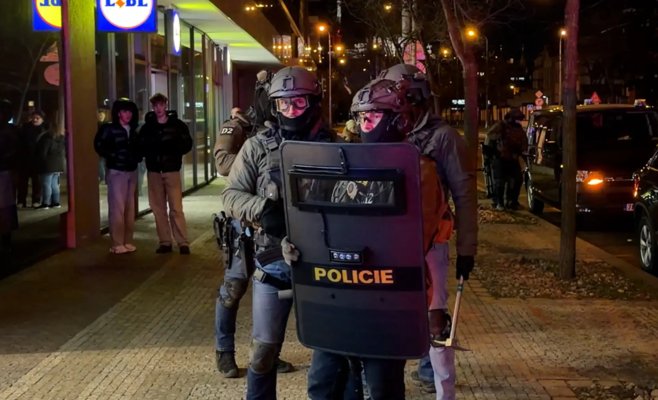 Спецназ в Праге обезвредил забаррикадировавшегося мужчину, угрожавшего прыгнуть из окна