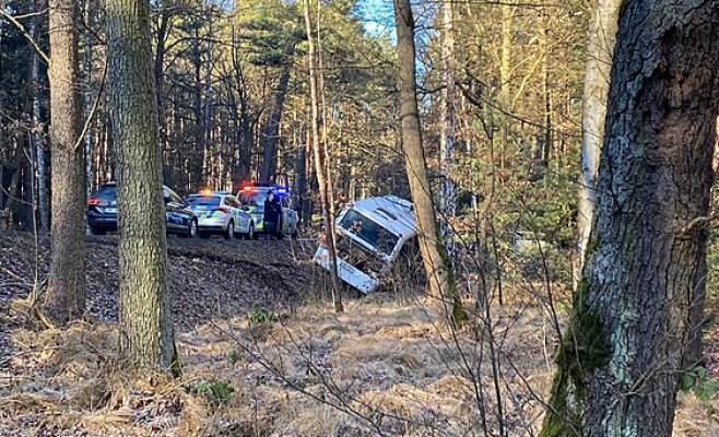 Пьяный и под воздействием наркотиков мужчина угнал автобус и разбился с ним под Пльзенью