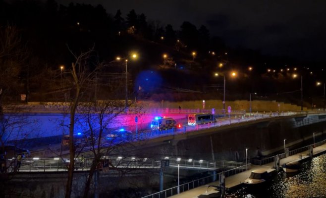 Мужчина прыгнул с моста в центре Праги и пытался уплыть от полиции