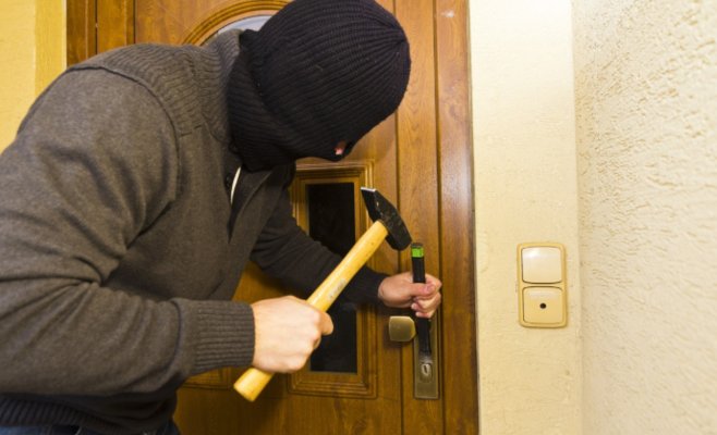 Воры на Сильвестра выходят «на охоту». Эксперты объясняют, как защитить квартиру и дом во время праздников