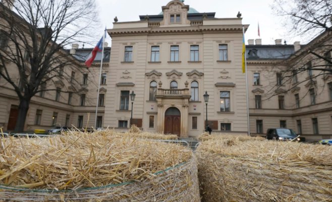 С фасада Управления правительства сняли украинский флаг