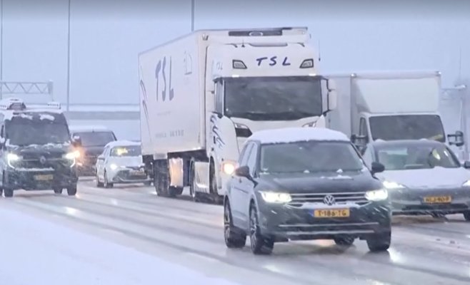 Снегопады и морозы осложняют транспорт по всей Европе