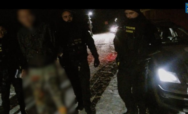 На BMW мчался 200 км/ч, несмотря на запрет на вождение. Ему грозит до двух лет тюрьмы, пассажирку проверяют из-за наркотиков