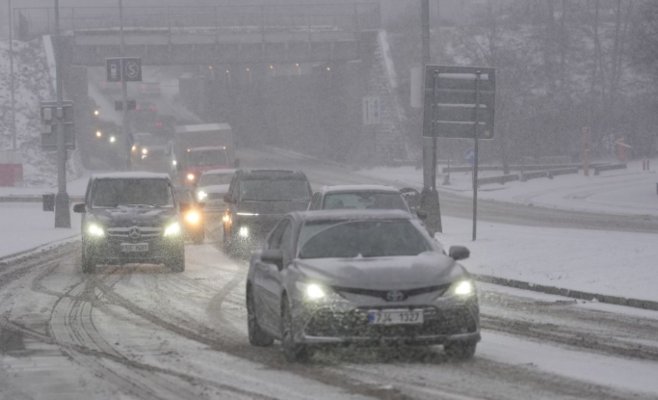 Хаос на дорогах из-за сильного снегопада: в центре Праги застрял грузовик и заблокировал трамваи