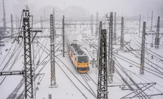 Снег осложнил движение на железной дороге. Проблемы возникли и у заменяющих автобусов