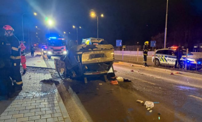 Из перевёрнутого автомобиля в Брно после аварии выбрался накачанный наркотиками парень. С места ДТП — прямо в тюрьму