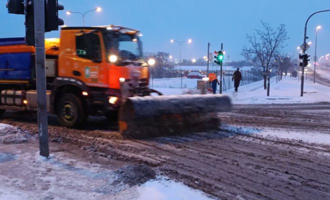 Снег продолжает засыпать Чехию: транспортные проблемы по всей стране, в Праге ожидаются задержки
