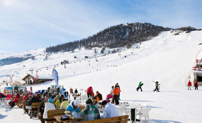 Катание на лыжах в Альпах подорожало, но сильная крона частично спасает