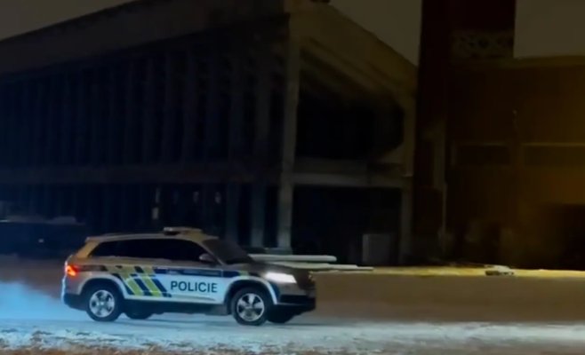 Дрифтующие полицейские на снегу в Праге попали на видео. Запрещённую езду проверяет внутренняя инспекция