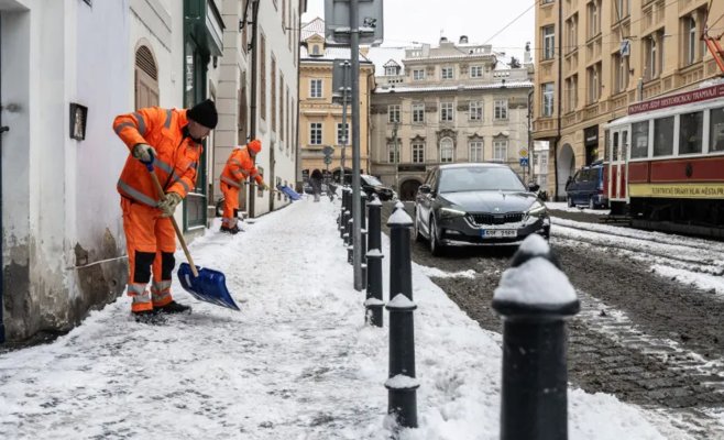 С понедельника на тротуарах и дорогах Чехии грозит гололёд