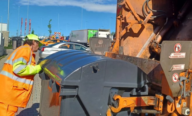 Поднятые средние пальцы и заблокированные контейнеры: мусорщики всё чаще сталкиваются с агрессией