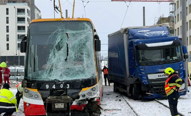 Трамвай в Праге столкнулся с грузовиком: движение в центр города остановлено