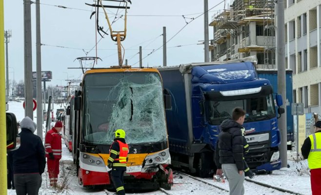 Трамвай в Праге столкнулся с грузовиком: движение в центр города остановлено