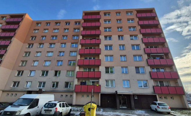 Жители панельного дома в Пршиборе живут в страхе: сосед терроризирует дом, бросил в женщину полено из окна