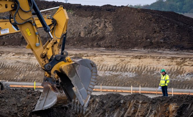 Без утверждённого бюджета — жёсткая экономия. Строительство дорог и автомагистралей на 16 миллиардов крон откладывается