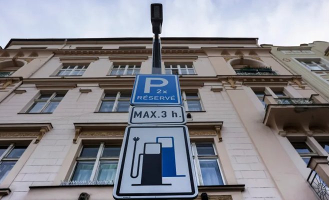 Владельцы электромобилей в Праге будут платить 24 тысячи крон в год за парковку и смогут ставить авто в любой зоне