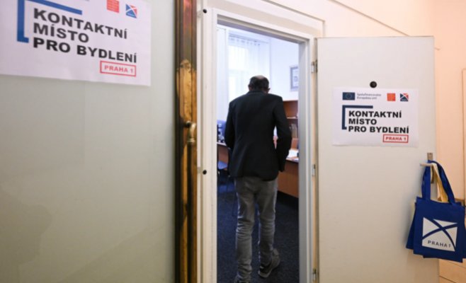 Помощь людям из общежитий правительство откладывает. Критики предупреждают: это похоронит шанс десятков тысяч детей