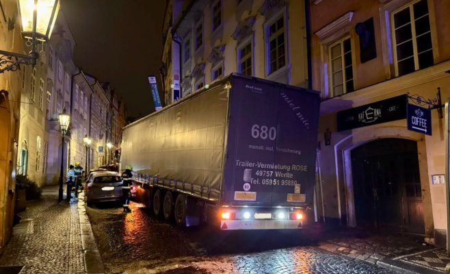 Слепо доверился навигатору: водитель фуры застрял в историческом центре Праги