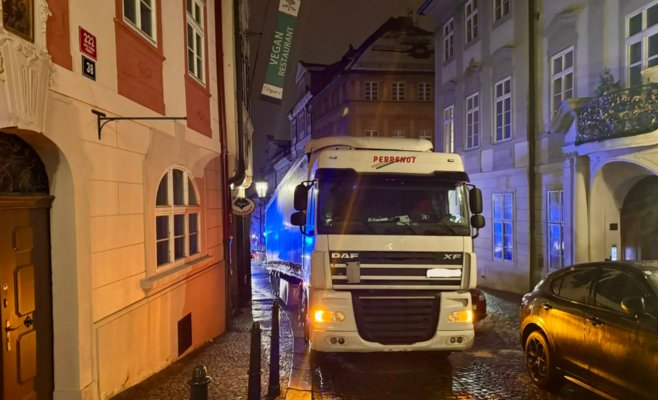 Слепо доверился навигатору: водитель фуры застрял в историческом центре Праги