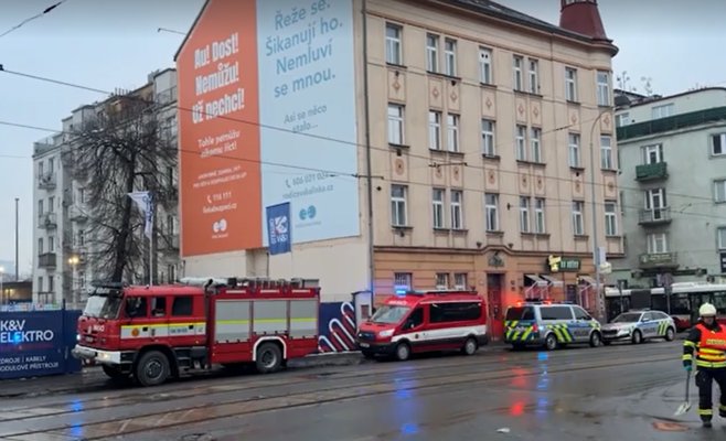 Автобус сбил женщину у вокзала в Праге: в результате аварии она лишилась обеих ног