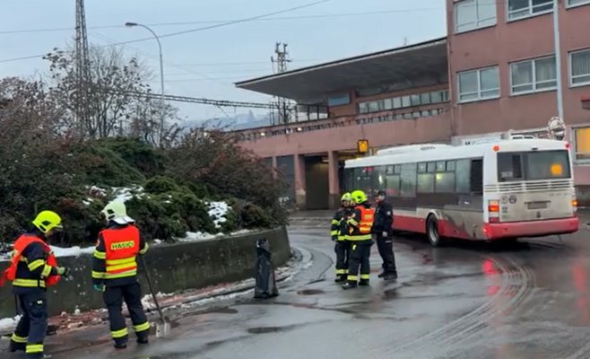 Автобус сбил женщину у вокзала в Праге: в результате аварии она лишилась обеих ног