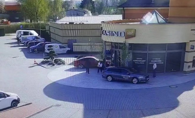 Под наркотиками протаранил вход в казино в Розвадове: суд оштрафовал и выдворил из страны