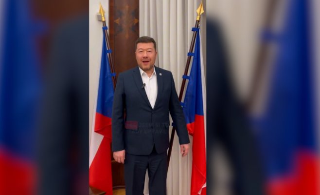 Окамура убрал флаг ЕС из своего кабинета в Палате депутатов