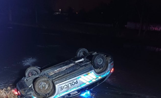 Две девушки провалились под лёд Влтавы в Ческе-Будеёвице: при спасении полиция едва не утопила два служебных автомобиля