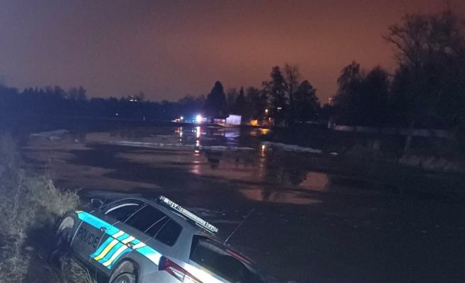 Две девушки провалились под лёд Влтавы в Ческе-Будеёвице: при спасении полиция едва не утопила два служебных автомобиля