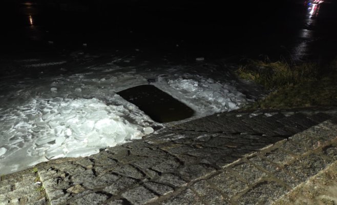 Две девушки провалились под лёд Влтавы в Ческе-Будеёвице: при спасении полиция едва не утопила два служебных автомобиля