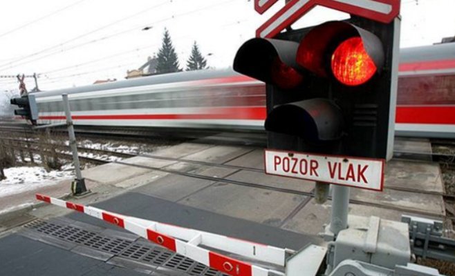 Поезд в регионе Блатна сбил и насмерть задавил женщину. Она спешила и перебегала при опущенных шлагбаумах