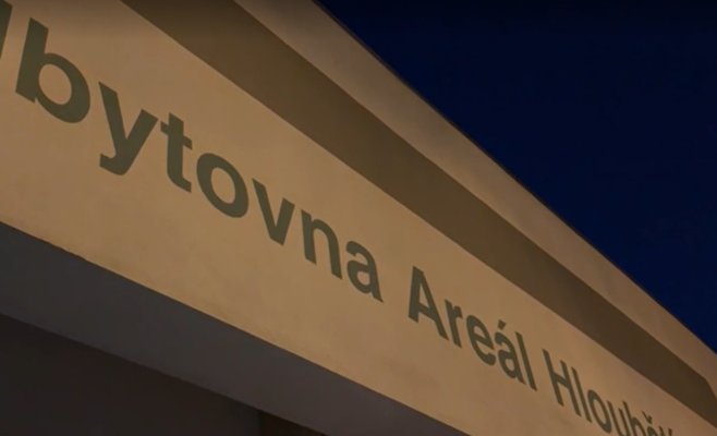 Полиция в Праге расследует поножовщину в общежитии, задержана женщина