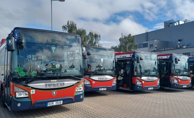 Лучше на машине, чем на общественном транспорте. В автобусах стало меньше пассажиров