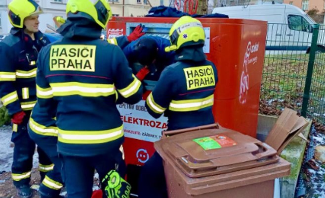 «Искал, что можно продать». Мужчина застрял в контейнере и ждал помощи — его вытащили пожарные