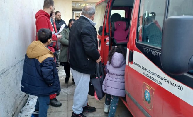 Украинцам жильё нашли сразу, а нам — нет. Ромская община возмущена после пожара на Младоболеславске