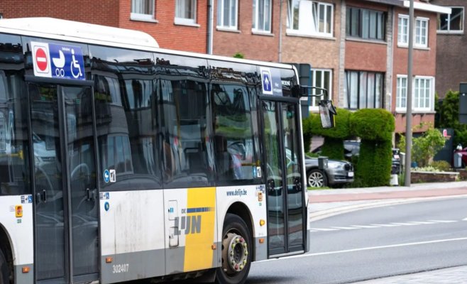 Водитель городского автобуса в Брюсселе внезапно остановился и забежал в пекарню за пирожными