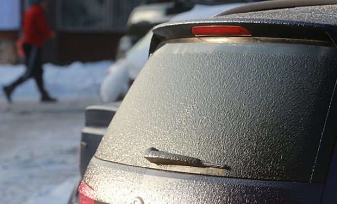 Метеорологи предупреждают об опасной гололедице: замерзающий дождь осложнил ситуацию на Мораве