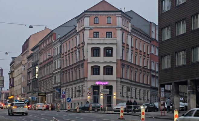 Известный эротический клуб переехал в центр Праги. Официально — это отель