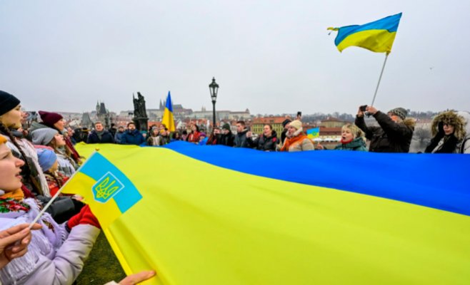 Карлов мост накрыли 30-метровым жёлто-синим флагом. Украинцы в Праге отметили День единства