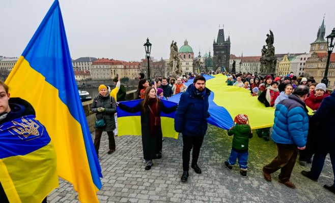 Карлов мост накрыли 30-метровым жёлто-синим флагом. Украинцы в Праге отметили День единства