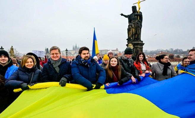 Карлов мост накрыли 30-метровым жёлто-синим флагом. Украинцы в Праге отметили День единства