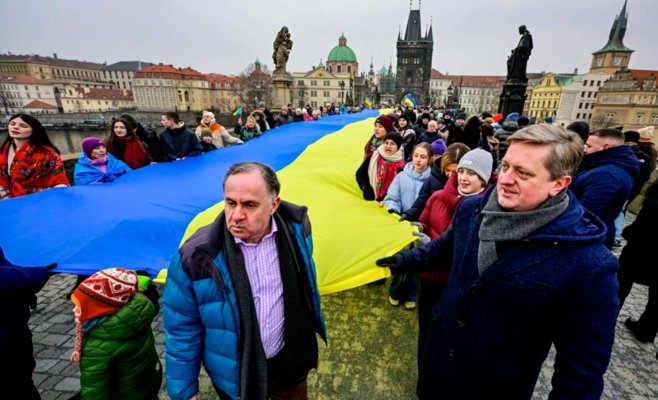 Карлов мост накрыли 30-метровым жёлто-синим флагом. Украинцы в Праге отметили День единства