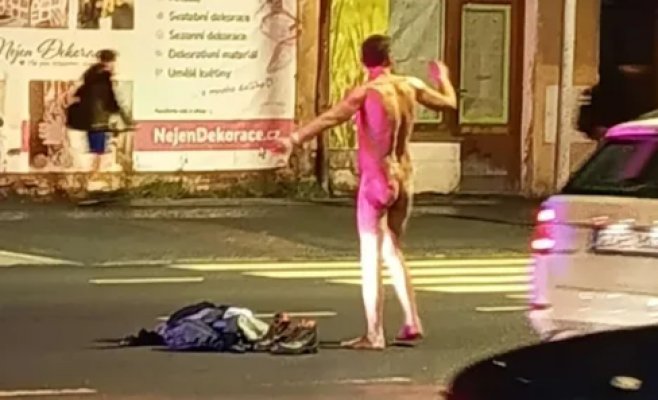Голый мужчина регулировал движение в центре Опавы