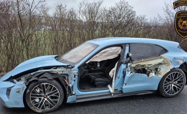 Авария с фургоном частично «разобрала» электрический Porsche