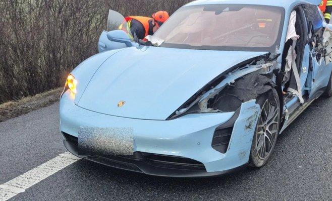 Авария с фургоном частично «разобрала» электрический Porsche