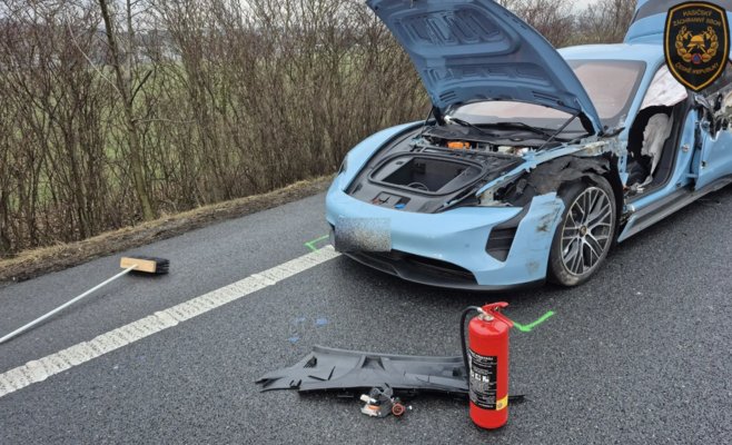 Авария с фургоном частично «разобрала» электрический Porsche