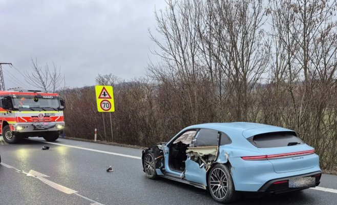 Авария с фургоном частично «разобрала» электрический Porsche