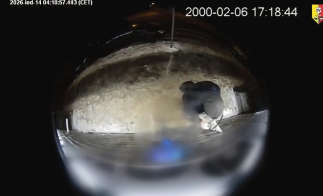 В Праге мужчина вскрывал почтовые боксы ломом: его выследили по камерам и задержали с поличным