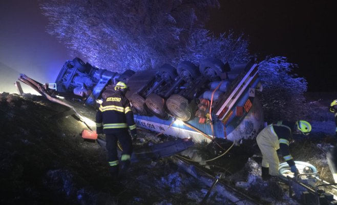 Заснеженные дороги: из перевернувшейся цистерны вытекали бензин и дизель
