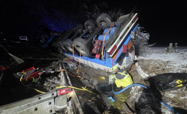 Заснеженные дороги: из перевернувшейся цистерны вытекали бензин и дизель